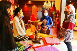 Dyah Erti Idawati perkenalkan Batik Aceh di Jakarta
