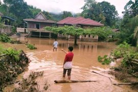 Warga korban banjir di Bonehau Mamuju mulai bersihkan rumah