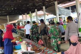 Tiga Pilar Kecamatan Tanta tindak warga tak gunakan masker