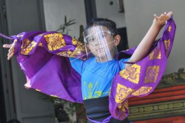 Warga kampung Bali Bekasi latihan tari saat pandemi COVID-19