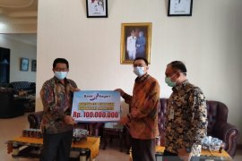 Bank Nagari serahkan CSR pendidikan Rp100 juta