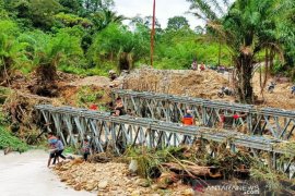 Ratusan masyarakat di Aceh masih terisolir akibat jembatan ambruk diterjang banjir