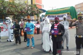 "Pocong" muncul di Bekasi ingatkan warga untuk pakai masker