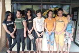 Usai nikmati uang curian, enam waria dan seorang wanita diamankan Polsek Binjai Timur