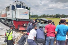 Dua penumpang mobil tewas tertabrak kereta di lintasan tanpa palang pintu