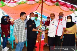 Pemkab Gorontalo Utara salurkan bantuan bus Bumdes