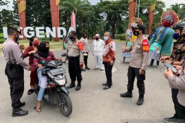 Petugas kepolisian Bekasi bagikan 1.000 masker ke warga Tambun