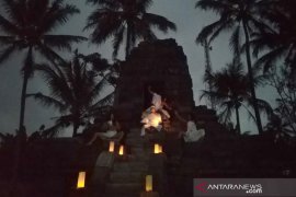 Seniman menampilkan "Lumbung Donga" dalam Festival Lima Gunung