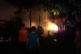 Dua rumah milik  PT Mutiara Agam terbakar dini hari