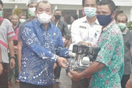 Pemkot Gunungsitoli berikan bantuan mesin perahu kepada nelayan