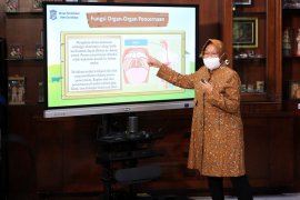 Wali Kota Risma ingatkan siswa belajar dengan gembira