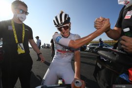 Pebalap UAE Team Emirates Tadej Pogacar menangi etape ke-15 Tour de France