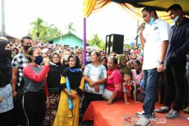 Bupati Tapteng penuhi janji kampanyenya untuk berikan beasiswa bagi anak Tapteng