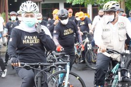 Gubernur Khofifah gowes bareng penyintas di Tulungagung kampanye masker