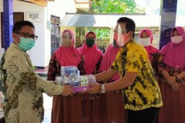 UI serahkan alkes khusus manula di tengah pandemi COVID-19