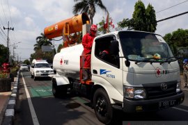 Di Kediri, mobil gunner PMI semprotkan disinfektan di jalan protokol