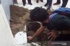 Polisi tidak temukan mayat yang diduga dikubur dalam rumah di Tanjung Sari
