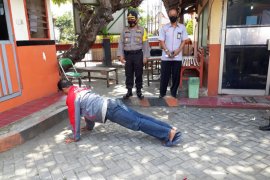 Kena razia masker, sejumlah warga di Kediri dihukum push up