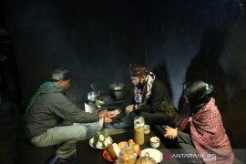 Warga Suku Tengger gelar "andon mangan" peringati Hari Raya Karo