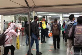 Ratusan warga Bekasi naik KRL ke Jakarta meski ada PSBB ketat