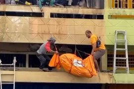 Penemuan mayat di toko karpet yang terbakar saat olah TKP