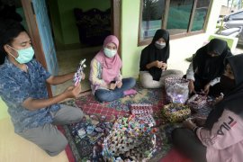 PELATIHAN PEMBUATAN KERAJINAN DARI SAMPAH PELASTIK Page 1 Small