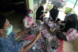 PELATIHAN PEMBUATAN KERAJINAN DARI SAMPAH PELASTIK Page 3 Small