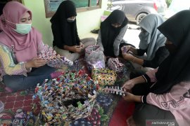 PELATIHAN PEMBUATAN KERAJINAN DARI SAMPAH PELASTIK Page 2 Small