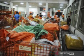 Pelayanan pengiriman paket tetap berjalan