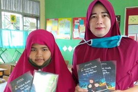 Murid Kelas III SDN 153 Pekanbaru hasilkan buku antologi puisi selama pandemi