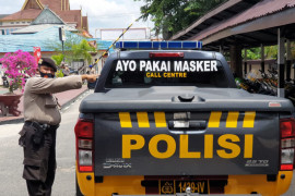 Polres Inhil pasang stiker imbauan protokol kesehatan di mobil dinas