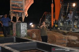 Dua jembatan diperbaiki  dalam satu malam di Muara Batang Gadis