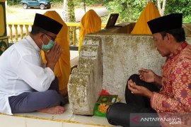 Usai jalani tes kesehatan AWe ziarah ke Hulu Riau