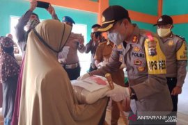 Polres Sijunjung bantu puluhan warga Kandang Baru, bagi yang terdampak COVID-19