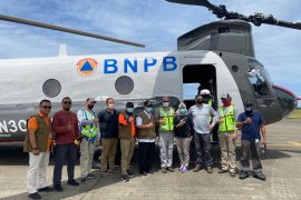 Menggunakan helikopter bantuan BNPB, Pemprov Sumbar distribusi APD dengan prioritas ke daerah terjauh