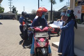 Belum terima bantuan kuota internet, SMPM 14 Surabaya bagikan modul secara "take away"