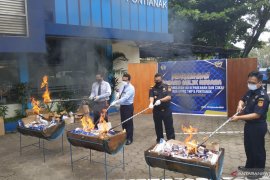 Bea Cukai Pontianak musnahkan rokok ilegal dan "seks toys"