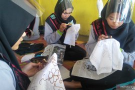 Pemkab Padang Pariaman kenalkan budaya batik tulis ke generasi muda (Video)