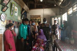 11 tahun dambakan kursi roda, Hendrajoni akhirnya penuhi keinginan Nurhayati