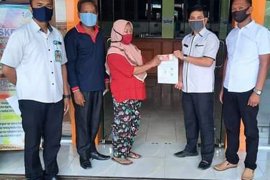 Dua warga kembalikan dana BST Kemensos karena terdaftar ganda