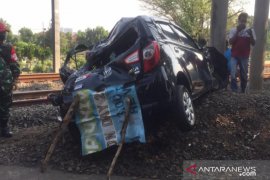 Taksi daring  bersopir perempuan terserempet kereta api saat antar penumpang