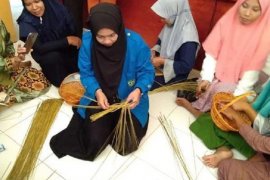 Nur Afni, mahasiswi jago anyaman lidi yang tak pelit berbagi ilmu