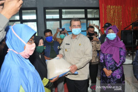 Nasrul Abit peduli corona serahkan APD untuk warga Talamau