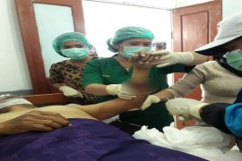 Coffin of fallen soldier flown to Makassar from Biak, Papua