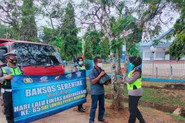 Polres Merauke bagi sembako ke sopir truk