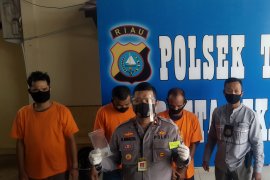 Polisi Pekanbaru lumpuhkan tiga bandit sindikat ganjal kartu ATM