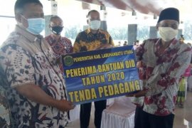 Disdagkop Labura salurkan ratusan steling, fiber dan tenda