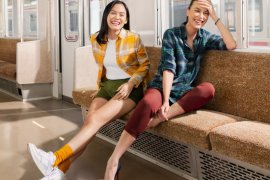 Gaya Sophia Latjuba hingga Iwan Fals dalam balutan flanel