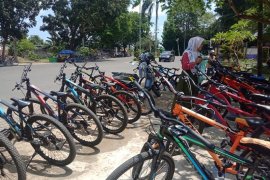 Sepeda sewaan di Tugu Keris disemprot disinfektan sebelum dipakai