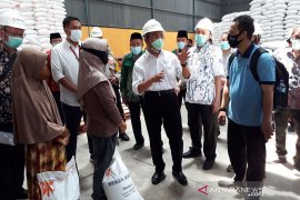 Di Kediri, Menko PMK pantau persiapan distribusi bantuan beras warga